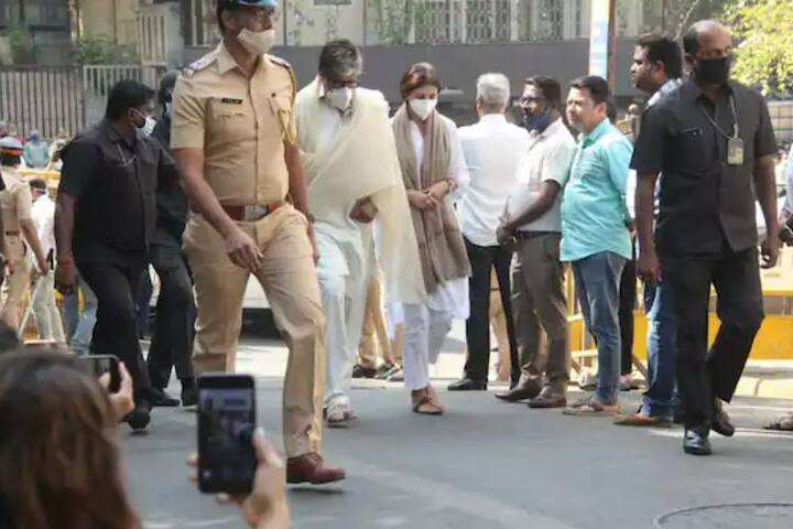 અમિતાભ બચ્ચન  લતા મંગેશકરને શ્રદ્ધાંજલિ આપવા પહોંચ્યા હતા.