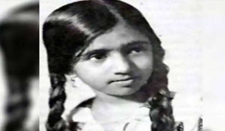 ਲਤਾ ਮੰਗੇਸ਼ਕਰ ਦਾ ਜਨਮ 28 ਸਤੰਬਰ 1929 ਨੂੰ ਇੰਦੌਰ ਵਿੱਚ ਮਸ਼ਹੂਰ ਸੰਗੀਤਕਾਰ ਦੀਨਾਨਾਥ ਮੰਗੇਸ਼ਕਰ ਦੇ ਘਰ ਹੋਇਆ ਸੀ। ਉਸ ਨੇ ਪੰਜ ਸਾਲ ਦੀ ਉਮਰ ਵਿੱਚ ਗਾਉਣਾ ਸ਼ੁਰੂ ਕਰ ਦਿੱਤਾ ਸੀ। ਉਹ ਆਪਣੇ ਪਿਤਾ ਤੋਂ ਸੰਗੀਤ ਸਿੱਖਦੀ ਸੀ।