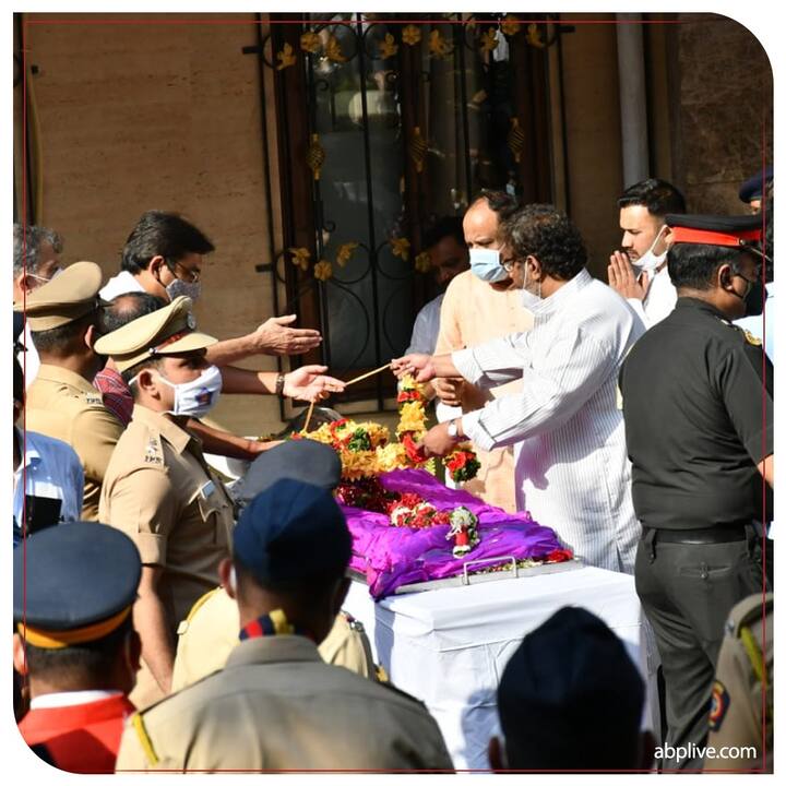 भारतरत्न गानसम्राज्ञी लता मंगेशकर यांच्या निधनामुळे दुखवटा म्हणून राज्य सरकारने सोमवार सात फेब्रुवारी 2022 रोजी राज्यात सार्वजनिक सुट्टी जाहीर केली आहे.