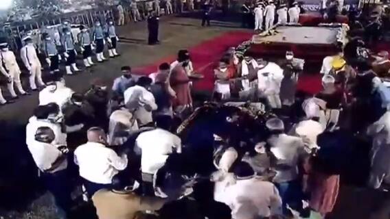 राजकीय सम्मान के साथ स्वर कोकिला Lata Mangeshkar का किया गया अंतिम संस्कार | Headlines