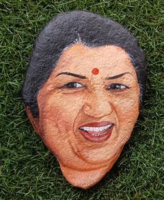 Lata Mangeshkar : स्टोन आर्ट साकारत लता मंगेशकर यांना वाहिली अनोखी श्रद्धांजली
