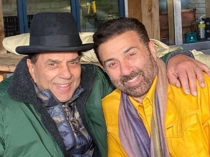 इस फोटो में सनी देओल पापा धर्मेंद्र के साथ अपने घर पर बैठकर कैमरे के सामने पोज़ देते दिख रहे हैं.
