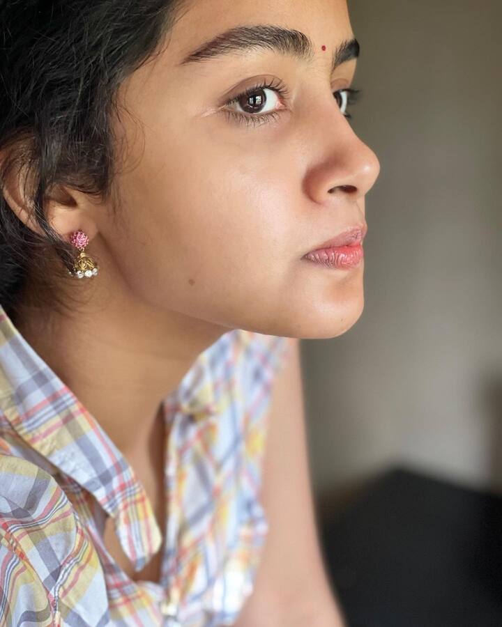 ఎక్స్ ప్రెషన్స్ మార్చడంలో అనుపమాది అందె వేసిన చేయి. అప్పటికప్పుడే ఎక్స్ ప్రెషన్స్ ఇట్టే మార్చేస్తుంది. అందుకేనేమో యాక్టింగ్ లో ఇరగదీస్తోంది. -Image credit: Anupama Parameswaran/Instagram