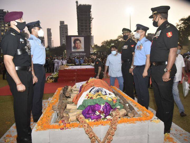 भारतरत्न लता मंगेशकर यांनी रविवारी (6 फेब्रुवारी) वयाच्या 93व्या वर्षी मुंबईत अखेरचा श्वास घेतला. ज्यानंतर सायंकाळी शिवाजी पार्क येथे त्यांच्यावर शासकीय इतमामात अंत्यसंस्कार करण्यात आले. यावेळी विविध क्षेत्रातील दिग्गज उपस्थित होते.