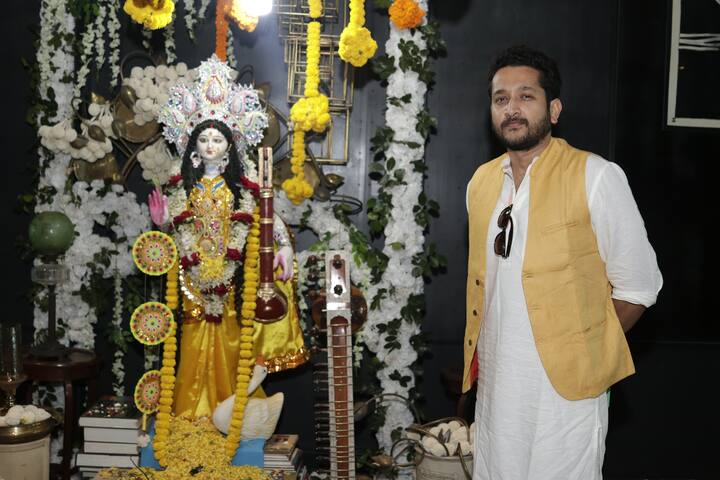 বসন্ত পঞ্চমীতে হলুদ সাজে সাজলেন টলি তারকারা। বাড়ির পুজো মিটিয়ে অনেকেই পৌঁছে গিয়েছিলেন এসভিএফ-এর অফিসে। সেখানে আয়োজন করা হয়েছিল সরস্বতী পুজোর।