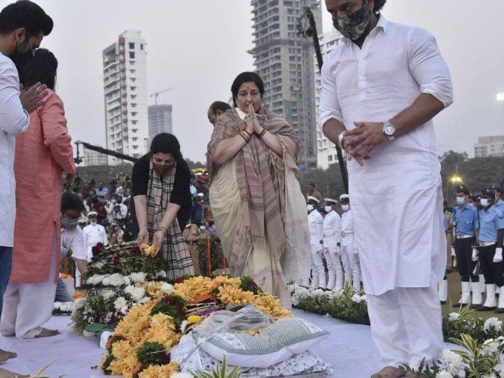 नेतेमंडळीसह कला क्षेत्रातील दिग्गजही यावेळी उपस्थित होते. गायिका अनुराधा पौडवाल यांनाही यावेळी गहिवरुन आलं होतं.