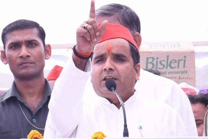 डिंपल यादव के परिवार से धर्मेंद्र यादव भी राजनीति में हैं. धर्मेंद्र रिश्ते में डिंपल यादव के देवर लगते हैं. वह अखिलेश यादव के चचेरे भाई हैं.