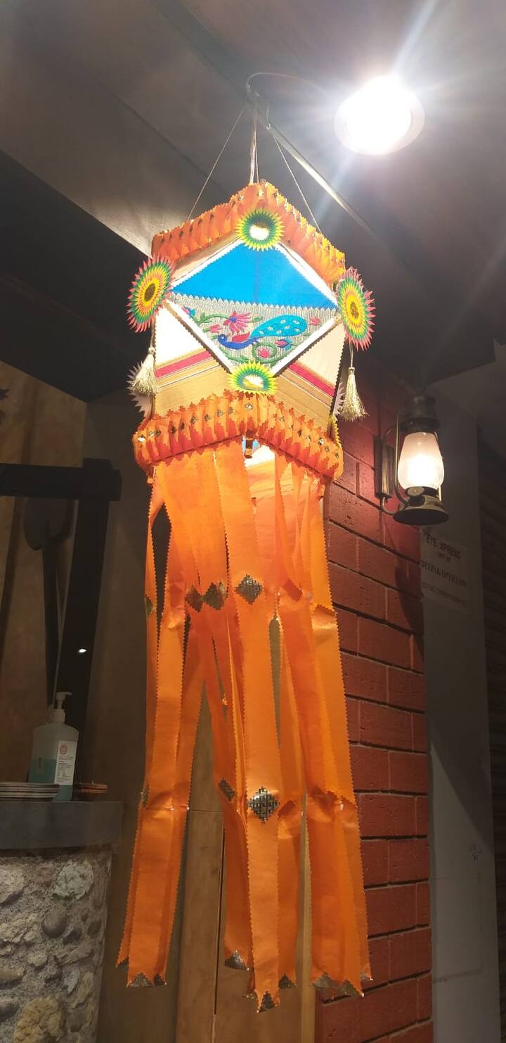 काही वर्षांपूर्वी जेव्हा पहिल्यांदा लतादीदींच्या निवासस्थानी पारंपरिक आकाशकंदील पाठवले. त्यावेळी त्यांना आवडतील की नाही म्हणून त्यांच्या कर्मचाऱ्यांनी ते दर्शनी भागात लावले नाहीत.