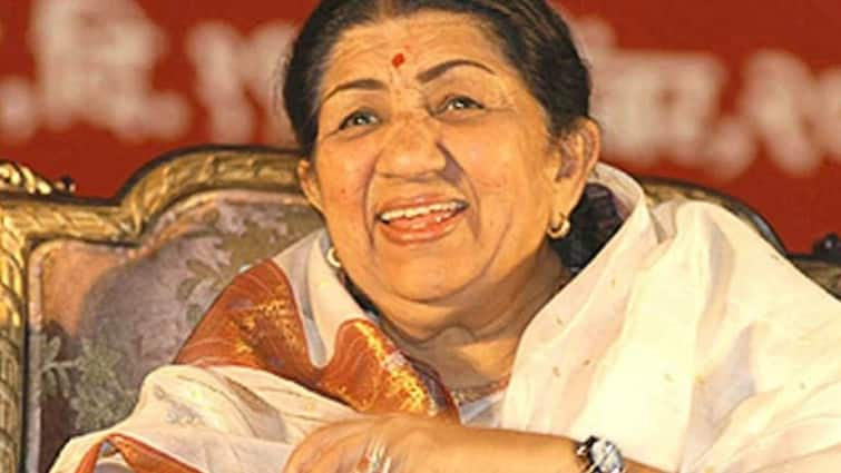 Lata Mangeshkar Last Song Fans get emotional after listening to Lata Mangeshkars last song Lata Mangeshkar Last Song : लता मंगेशकर यांचे शेवटचे गाणे ऐकून चाहते भावूक