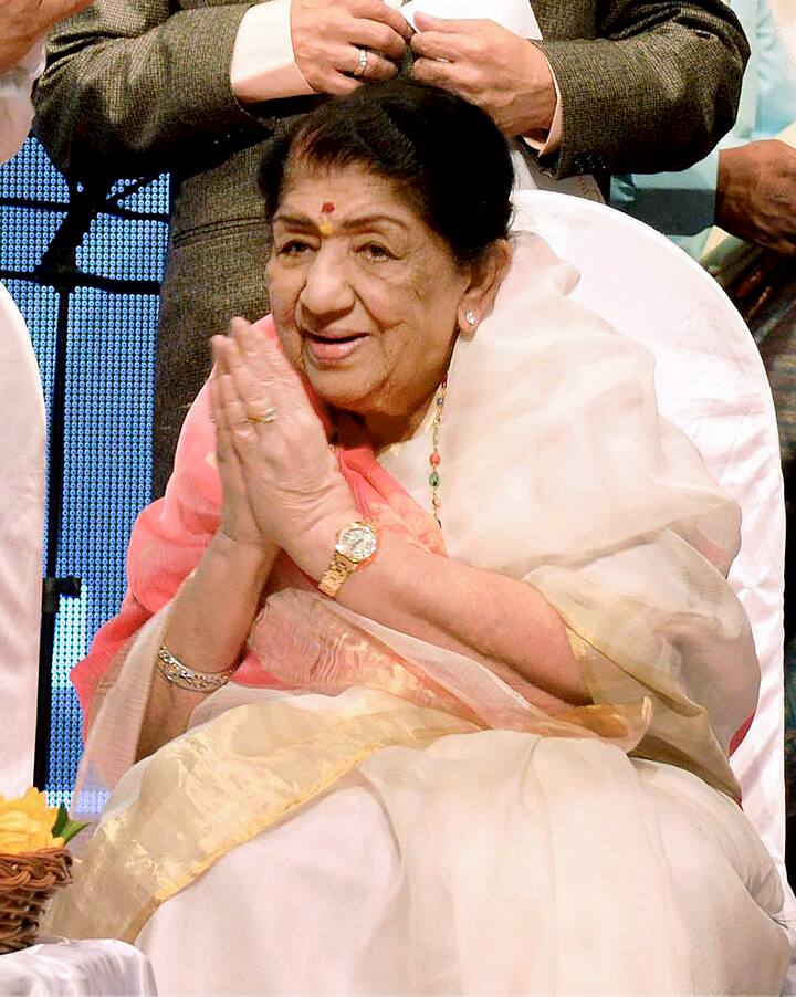 সালটা ১৯৭৪। সেই সময়ই তাঁর ফটোগ্রাফির প্রতি ঝোঁক বাড়ে বলে দাবি ব্রিটিশ ব্রডকাস্টিং কোম্পানির (BBC)। সেই শো ও পরে নিজের পছন্দের ট্রাভেল ডেস্টিনেশন মার্কিন মুলুকের লাস ভেগাসে গেলেই রলিফ্লেক্স ক্যামেরায় (Rolleiflex Camera) মুহূর্ত-বন্দি করে রাখতেন লতা মঙ্গেশকর।