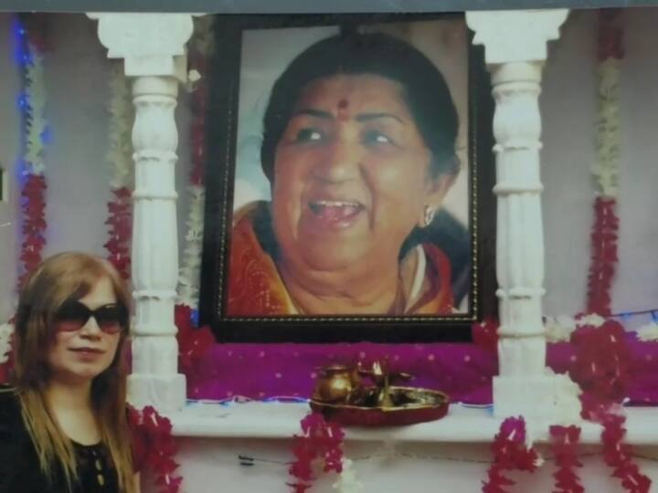 Lata Mangeshkar Indore Radio singer Varsha Jhalani worshiped Lata Mangeshkar in temple at home, know details ANN Lata Mangeshkar: एक ऐसा घर जिसके मंदिर में रोज होती है लता मंगेशकर की पूजा-अर्चना, दीदी से इसलिए है खास लगाव