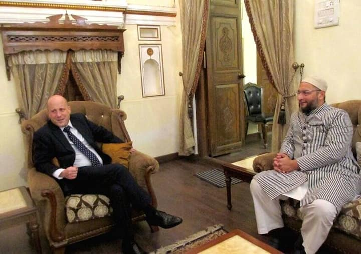 ओवैसी के बंगले की बैठक में आरामदायक सोफे और सुंदर कालीनें भी हैं. अक्सर असदुद्दीन यहीं पर अपनी राजनीतिक बैठकें भी करते हैं.