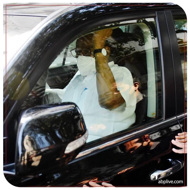 राष्ट्रध्वज तिरंगा अर्ध्यावर उतरवण्यात आला आहे. लतादीदींवर संपूर्णपणे शासकीय इतमामात अंत्यसंस्कार होणार आहेत.