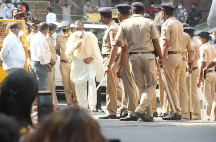 બૉલીવુડના શહેનશાહ અમિતાભ બચ્ચન પણ લતા દીદીને અંતિમ શ્રદ્ધાંજલિ આપવા માટે ભીની આંખો સાથે તેમના ઘરે પહોંચ્યા હતા.