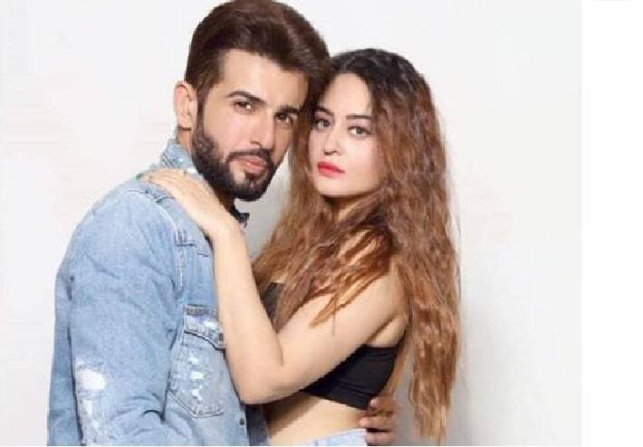 टीवी के मशहूर एक्टर जय भानुशाली और माही विज ने शुरू से ही शादी की बात को लेकर हमेशा नकारते रहे, लेकिन एक बार माही विज के मंगलसूत्र दिखने के बाद जब उनसे इसके बारे में पूछा गया तब उन्होंने स्वीकार किया की दोनों ने साल 2011 में ही शादी कर ली.