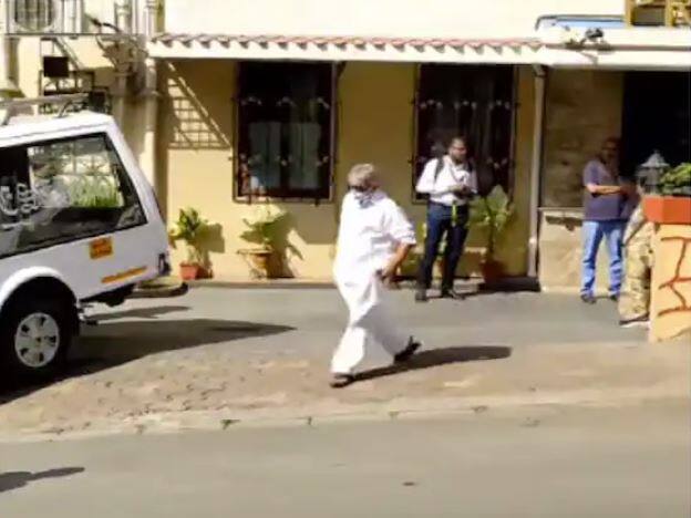 ਭਾਰਤ ਦੀ ਨਾਈਟਿੰਗੇਲ ਦੀ ਅਵਾਜ਼ ਲਤਾ ਮੰਗੇਸ਼ਕਰ ਇਸ ਦੁਨੀਆ ਤੋਂ ਸਦਾ ਲਈ ਰੁਖ਼ਸਤ ਹੋ ਗਈ ਹੈ। ਲਤਾ ਦੀਦੀ ਦੇ ਦੇਹਾਂਤ ਦੀ ਖ਼ਬਰ ਨਾਲ ਪੂਰਾ ਦੇਸ਼ ਸੋਗ ਵਿੱਚ ਹੈ। ਇਸ ਦੇ ਨਾਲ ਹੀ ਨਮ ਅੱਖਾਂ ਨਾਲ ਸੈਲੇਬਸ ਉਨ੍ਹਾਂ ਨੂੰ ਸ਼ਰਧਾਂਜਲੀ ਦੇਣ ਲਈ ਉਨ੍ਹਾਂ ਦੇ ਘਰ ਪਹੁੰਚੇ ਹਨ।