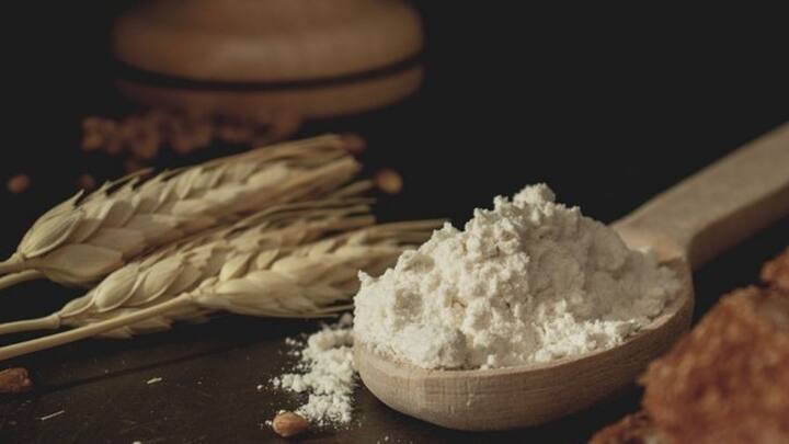 উপকরণ: আধ কাপ আটা, আধ কাপ চালের গুঁড়ো, লবণ স্বাদমতো, দু’টি কাঁচা লঙ্কা, আধ চামচ গোটা জিরে, কারিপাতা ৫-৬টি।