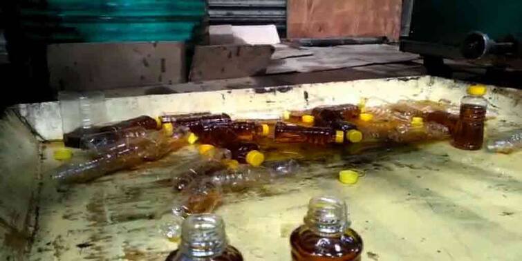 howrah domjur fake oil mil more than 11,000 oil pouches and tins confiscated from mustard oil factory Howrah News: ডোমজুড়ে হানা ইবির, ভেজাল সর্ষের তেলের কারখানা থেকে বাজেয়াপ্ত ১১ হাজারের বেশি পাউচ ও টিন