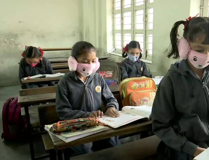 दिल्ली में कोरोना के मामलों में बढोतरी होने के बाद दिसंबर में स्कूल्स में फिजिकल क्लासेज बंद कर दी गई थी. हालांकि, स्कूली क्षेत्र से जुड़े हितधारकों ने पठन पाठन के ‘हाइब्रिड मॉडल’ को लेकर कुछ सवाल भी उठाए हैं.