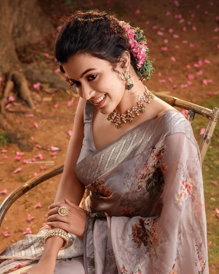கொலுசு போட்ட காலிலே தாளம் போட்டுக்கலாமா