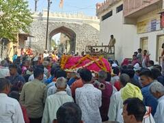 Photo : अंबेजोगाईत वानरावर वाजत-गाजत अंत्यसंस्कार