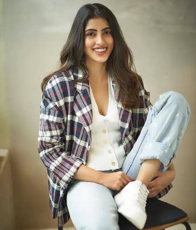 ਅਮਿਤਾਭ ਬੱਚਨ ਦੀ ਪੋਤੀ ਨਵਿਆ ਨਵੇਲੀ ਨੇ ਬਾਲੀਵੁੱਡ 'ਚ ਕਦਮ ਰੱਖਣ ਦੀ ਬਜਾਏ ਬਿਜ਼ਨੈੱਸ ਕਰਨ ਦਾ ਫੈਸਲਾ ਕੀਤਾ ਹੈ। ਉਸ ਨੇ ਬਾਲੀਵੁੱਡ ਵਿੱਚ ਕਦਮ ਨਹੀਂ ਰੱਖਿਆ ਹੈ। ਪਰ ਸੋਸ਼ਲ ਮੀਡੀਆ 'ਤੇ ਕਾਫੀ ਐਕਟਿਵ ਰਹਿੰਦੀ ਹੈ। ਪ੍ਰਸ਼ੰਸਕ ਉਨ੍ਹਾਂ ਨੂੰ ਕਾਫੀ ਪਸੰਦ ਕਰਦੇ ਹਨ ਅਤੇ ਉਨ੍ਹਾਂ ਦੀਆਂ ਤਸਵੀਰਾਂ ਪੋਸਟ ਹੁੰਦੇ ਹੀ ਵਾਇਰਲ ਹੋ ਜਾਂਦੀਆਂ ਹਨ।