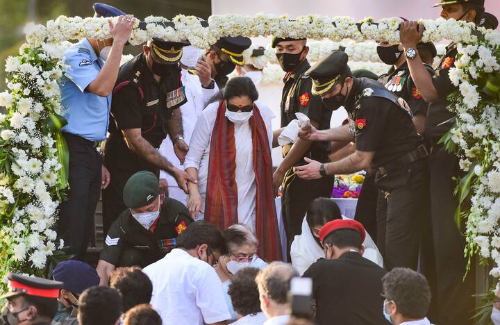 শেষ শ্রদ্ধা জানাচ্ছেন বোন আশা ভোঁসলে। শনিবার বিকেলেই শেষবার হাসপাতালে দিদিকে দেখতে গিয়েছিলেন তিনি।