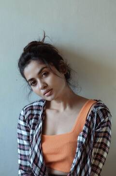 Teju Ashwini pics: சட்டையில் கவர்ச்சி போஸ் கொடுத்த தேஜூ...!