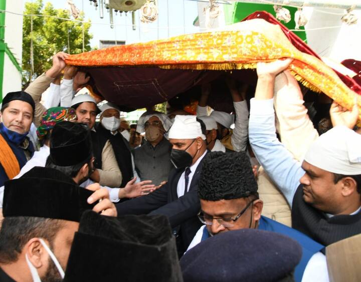 सोशल मीडिया पर इसकी तस्वीर शेयर करते हुए सीएम गहलोत ने लिखा कि ख्वाजा मोइनुद्दीन चिश्ती के 810वें उर्स के अवसर पर कांग्रेस अध्यक्षा श्रीमती सोनिया गांधी की ओर से चादर चढ़ायी गयी. सोनिया गांधी जी ने अजमेर शरीफ दरगाह पर जाकर देश में शांति और सद्भाव की प्रार्थना की.