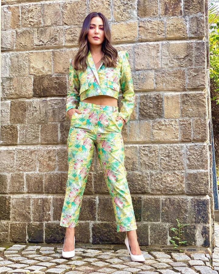 हिना खान ने छोटे पर्दे पर स्टार प्लस के शो ये रिश्ता क्या कहलाता है से डेब्यू किया था. इस शो में अक्षरा की भूमिका निभाकर उन्होंने काफी पॉपुलैरिटी हासिल की थी.