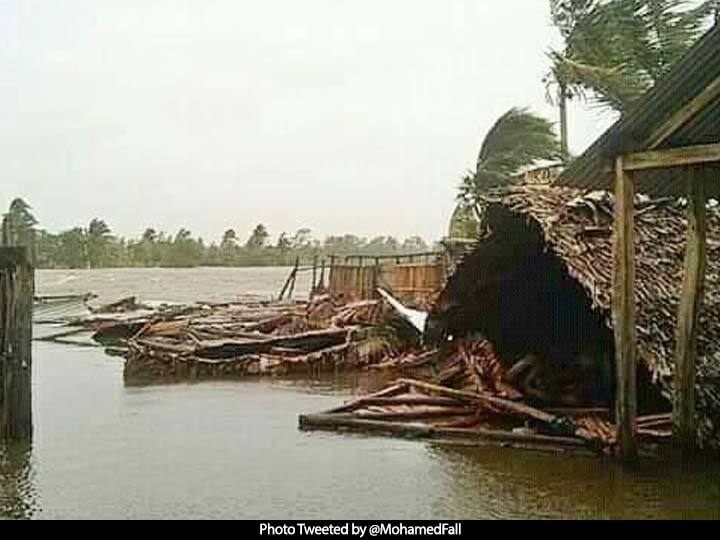 तसेच या चक्रीवादळाचा सरासरी वाऱ्याचा वेग जवळपास निम्मा 80 किमी प्रतितास झाला आहे. सर्वात वेगवान वेग 235 किमी प्रतितास होता. (Photo Tweeted by @MohamedFall)