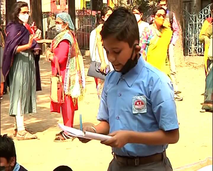 একাধিক স্কুলের মাঠেও সোমবার থেকে শুরু হল পাড়ায় শিক্ষালয়।