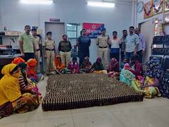 ट्रेन से शराब की तस्करी करते 12 महिलाओं को आरपीएफ ने किया गिरफ्तार, 1536 बोतलें बरामद