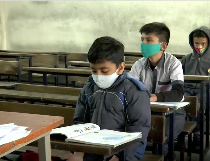 कई शिक्षकों और अभिभावकों ने बताया कि जब ऑनलाइन शिक्षण विकल्प के कारण स्कूलों को फिर से खोला गया था तब उपस्थिति कम थी और यदि प्रत्यक्ष कक्षाएं पूरी तरह से फिर से शुरू नहीं की गईं तो पठन-पाठन के नुकसान की भरपाई करना मुश्किल होगा.