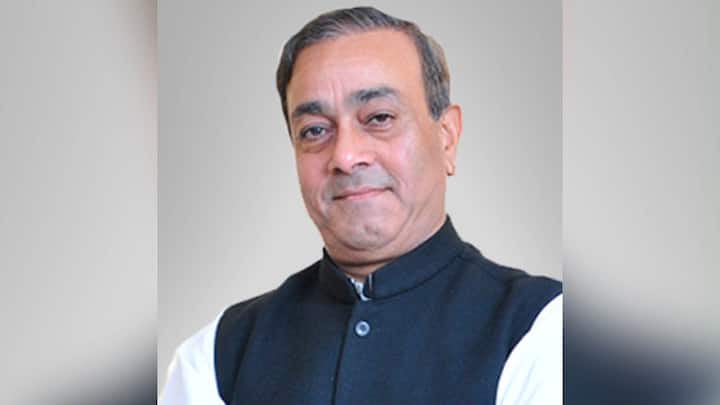 उत्तर प्रदेश के विधानसभा चुनाव में कई सीटों पर एक ही परिवार के कई लोगों ने अपनी दावेदारी दिखाई है. ऐसी ही एक सीट है अमेठी शहर की. इस सीट से एक ही राजघराने की दो रानियों के बीच बीजेपी से टिकट के लिए खींचतान थी. हालांकि बीजेपी ने दोनों को दरकिनार कर उनके पति को उम्मीदवार घोषित कर दिया है.