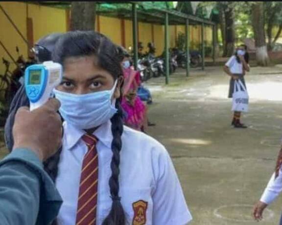 गुजरात में कोविड के नए मामले घटने पर गुजरात सरकार ने सात फरवरी से पहली से नौवीं कक्षा तक के लिये स्कूलों को फिर से खोलने की शनिवार को घोषणा की. शिक्षा विभाग द्वारा जारी एक परिपत्र में कहा गया है कि कोविड-19 की स्थिति को देखते हुए सरकारी, निजी और अनुदान प्राप्त स्कूल सोमवार से पहली से नौवीं कक्षा के लिए ऑफलाइन पढ़ाई फिर से शुरू कर सकते हैं. हालांकि, ऑनलाइन शिक्षण पहले की तरह जारी रहेगा.