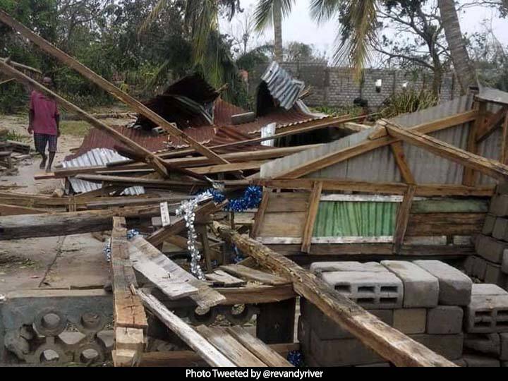 फ्रान्स वेदर सर्व्हिसने पूर्वी भाकीत केले होते की बत्सिराई मॉरिशसमधून गेल्यानंतर आणि ला रियुनियन या फ्रेंच बेटावर मुसळधार पावसाने परिणाम केल्यावर मादागास्करला खूप गंभीर धोका निर्माण होईल. (Photo Tweeted by @revandyriver)