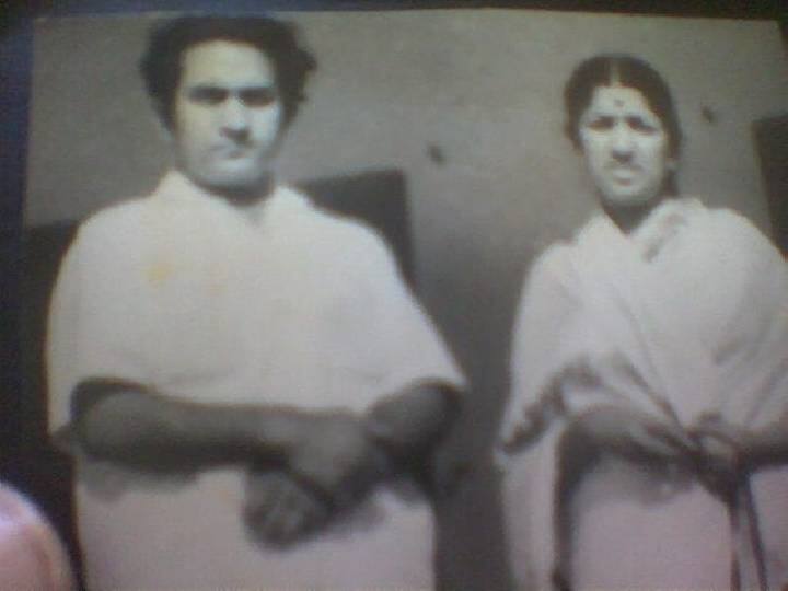 लता मंगेशकर (Lata Mangeshkar) यांच्या जाण्याने केवळ संगीतविश्वावरच नाही, तर अवघ्या देशभरातील चाहत्यांवर दु:खाचा डोंगर कोसळला आहे. लतादीदींच्या अनेक आठवणींना उजाळा दिला जात आहे. वृंदावनच्या निधीवनमधील गायक जे एस आर मधुकर यांनी देखील लता मंगेशकर यांच्या काही आठवणींना उजाळा दिला आहे.