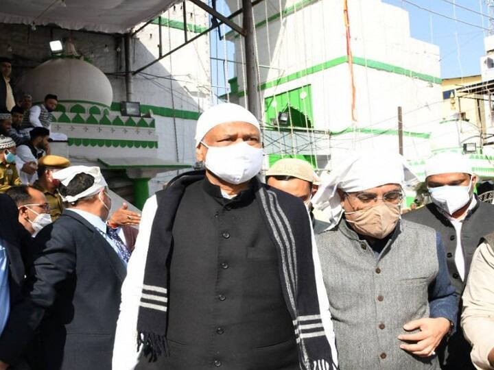 Ajmer Urs 2022 On behalf of sonia gandhi cm ashok gehlot offered 'chadar' at Ajmer Sharif Dargah in Rajasthan Ajmer Urs 2022: सीएम अशोक गहलोत ने सोनियां गांधी की ओर से अजमेर शरीफ दरगाह में पेश की चादर, जानें- किसने पढ़ा संदेश