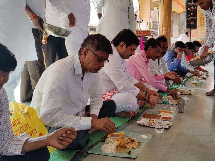 Maharashtra beed parali Minister dhananjay munde had a meal to take prasad during harinam week मंत्री धनंजय मुंडेंची परळीतल्या हरिनाम सप्ताहात उपस्थिती,  पारावरच्या पंगतीत घेतला काल्याचा प्रसाद