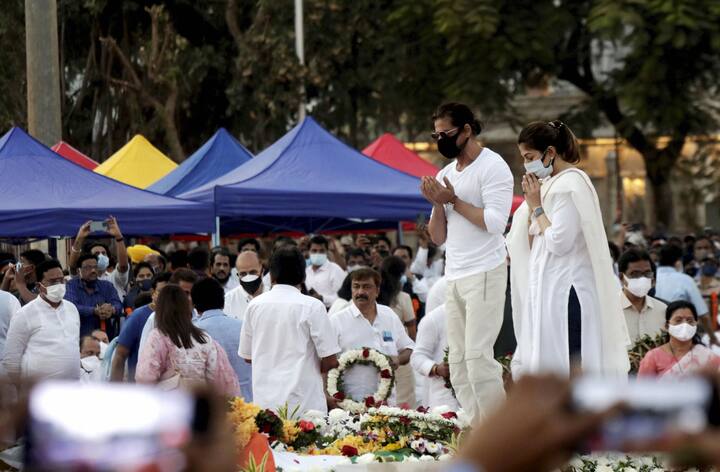 রবিবার  শেষ শ্রদ্ধা জানান জাভেদ আখতার, শাহরুখ খান, সচিন তেন্ডুলকর সহ বহু বিশিষ্ট ব্যক্তি।