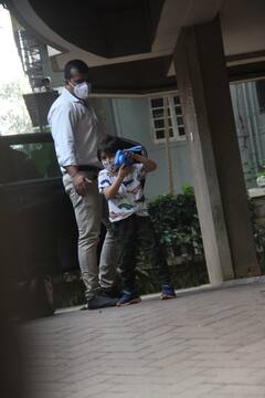 Kareena Kapoor के लाडले Taimur भी हैं बड़े नटखट, खिलौने वाला कैमरा लेकर पैपराजी की ही करने लगे नकल