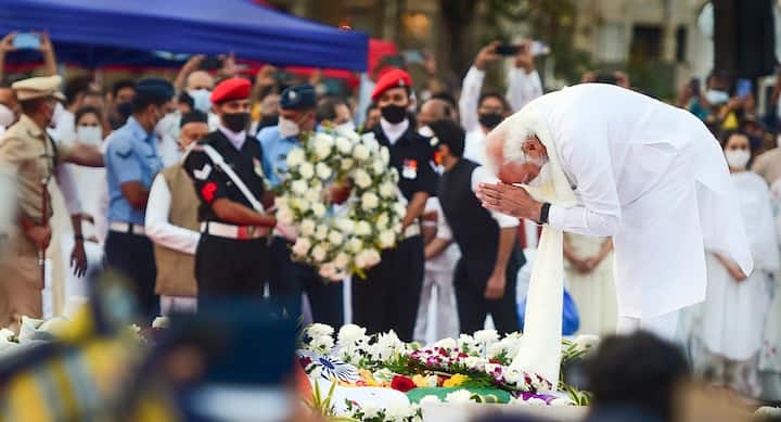 শেষকৃত্য অনুষ্ঠানে শেষ শ্রদ্ধাজ্ঞাপন প্রধানমন্ত্রী নরেন্দ্র মোদির।