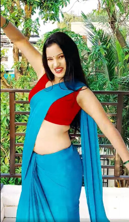 यात तिनं निळी साडी घातली आहे. यावर एका गाण्यावर डान्स करताना ती दिसत आहे.'मैं दिवानी बन गई' या गाण्यावर ती डान्स करतेय.