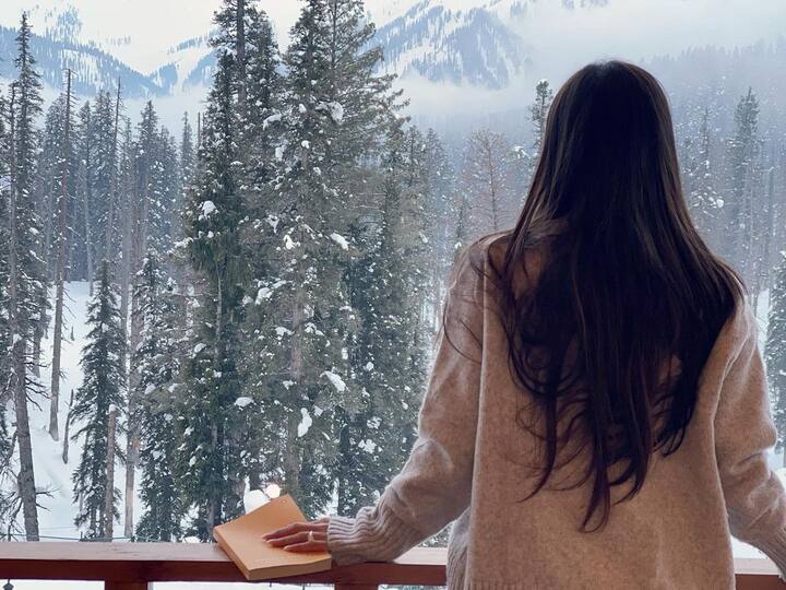 मौनी रॉय वादियों की ठंडी-ठंडी हवा के बीच अपने दिन की शुरुआत किताबों को पढ़कर कर रही हैं.