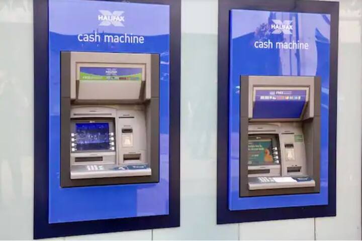 আপনার নগদ হাতাতে প্রতারকরা এখন এটিএম ক্লোনিং শুরু করেছে। অনলাইন   লেনদেনের মাধ্যমে এটিএম মেশিনে কিছু পরিবর্তন করে আপনার   টাকা হাতাতে পারে প্রতারকরা। যার ফলে নিঃস্ব হতে পারেন আপনি। (PC: Unsplash)