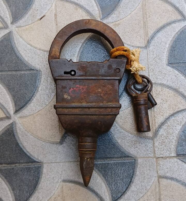 पेशाने कास्तकार (शेतकरी) असणाऱ्या या झंवर कुटुंबीयांनी अनेक दुर्मिळ आणि पुरातन वस्तूंचे संग्रह केला आहे.