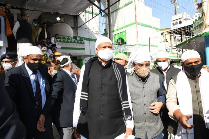इस दौरान उन्होंने ये भी कहा कि आइए, हम सब मिलकर ख्वाजा की बारगाह में हाथ उठाकर दुआ करें कि मुल्क के अंदर अमन, शांति, प्यार और मोहब्बत, जम्हूरियत और सदियों पुरानी गंगा-जमुनी तहजीब हमेशा बरकरार और कायम रहें.