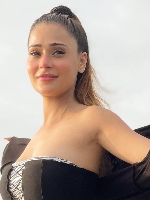 स्टनिंग अंदाज़ से बिजलियां गिराती हैं Sara Khan