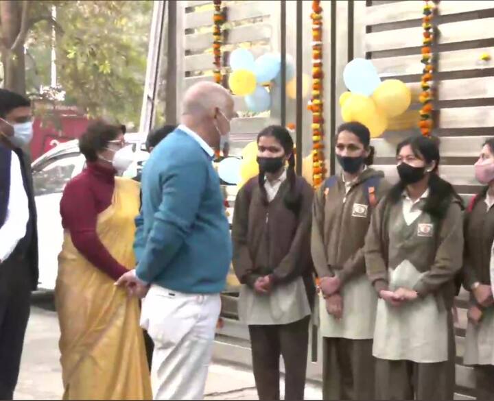 वहीं दिल्ली के उपमुख्यमंत्री मनीष सिसोदिया भी आज सुबह स्कूल में छात्राओं से मिलने पहुंचे. इस दौरान डिप्टी सीएम ने कहा कि हमने बच्चों से बात की है. बच्चों ने कहा कि ऑनलाइन एजुकेशन एक विकल्प है. ऑफलाइन एजुकेशन ज्यादा बेहतर है. कोविड की वजह से शिक्षा का काफी नुकसान हुआ है.